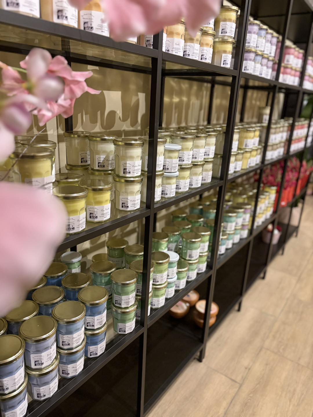 Boutique Maison Muscari — rayonnage de bougies artisanales