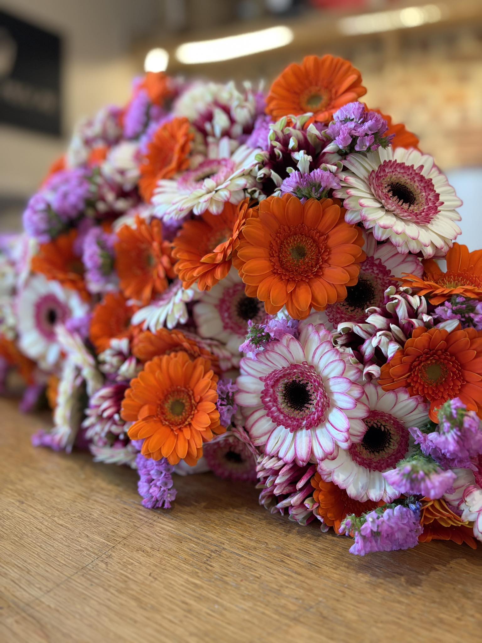 Gerberas oranges et fleurs roses — Maison Muscari
