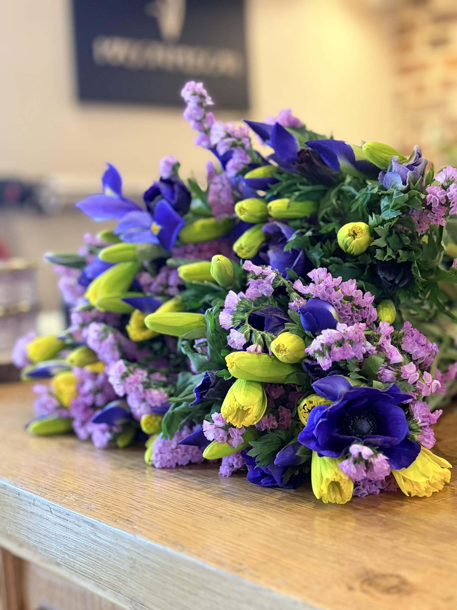 Bouquet de fleurs violettes, bleues et jaunes — Maison Muscari